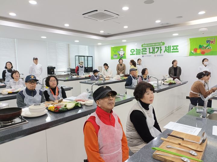 [대구=뉴시스] 대구지방보훈청은 보훈가족 맞춤형 정서지원 프로그램을 운영 중이다. (사진=대구지방보훈청 제공) 2025.03.21. photo@newsis.com *재판매 및 DB 금지