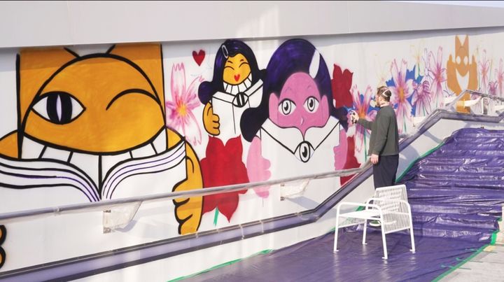 [울산=뉴시스] 구미현 기자 = 울산 종갓집도서관 벽에 노란고양이 '무슈샤'를 그리는 토마 뷔유 작가. (사진=울산시 중구 제공) photo@newsis.com *재판매 및 DB 금지