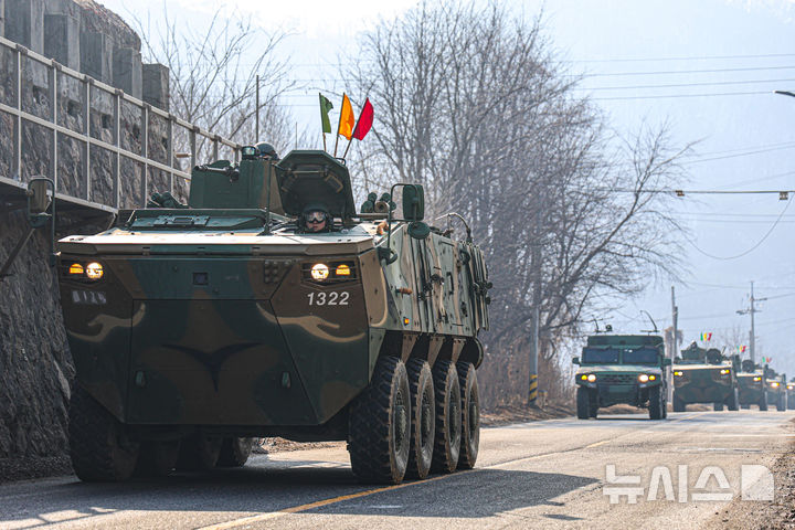 [파주=뉴시스] 육군 제25보병사단 장비가 야외에서 기동하고 있다. (사진=육군 제25보병사단 제공) 2025.03.21. photo@newsis.com