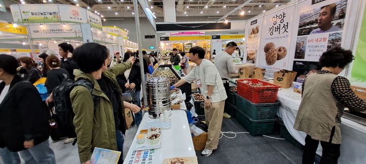[양양=뉴시스] 양양군의 지원으로 운영되고 있는 농특산물 판매 부수 모습.(사진=양양군 제공)photo@newsis.com *재판매 및 DB 금지