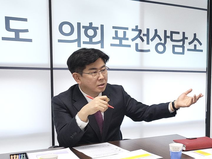 [수원=뉴시스] 분만취약지역 임산부 교통비 지원 사업 관련 회의 중인 윤충식 경기도의회 의원. (사진=경기도의회 제공) 2025.03.21. photo@newsis.com *재판매 및 DB 금지