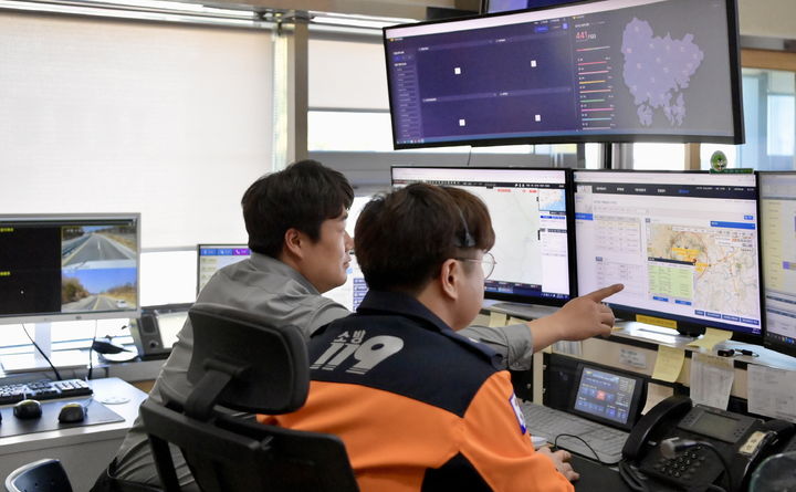경남 119종합상황실과 112치안종합상황실 소방-경찰 상호배치 근무.(사진=경남도소방본부 제공) 2025.03.21. *재판매 및 DB 금지