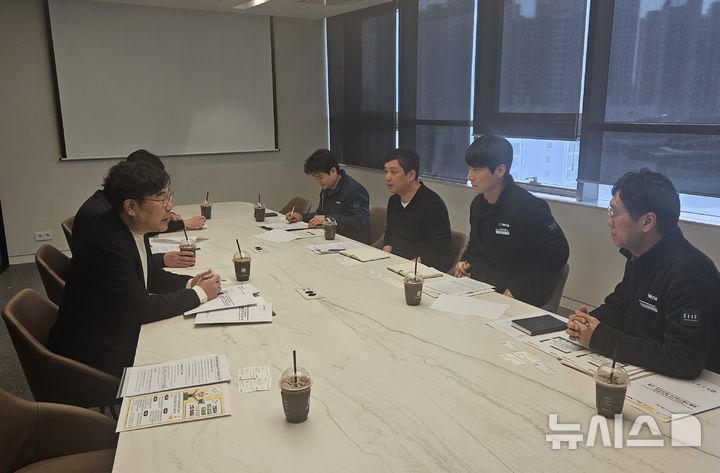[대전=뉴시스]경남도 민관합동 하도급기동팀(왼쪽)이 21일 계룡건설산업㈜ 대전 본사를 방문해 도내 건설현장의 지역업체 하도급 참여 확대를 요청하고 있다.(사진=경남도 제공) 2025.03.21. photo@newsis.com