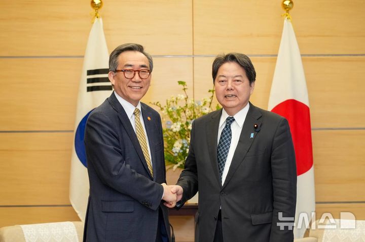 [서울=뉴시스] 제11차 한일중 외교장관회의 참석차 방일 중인 조태열 외교부장관은 21일 하야시 요시마사 일본 관방장관과 면담했다. (사진=외교부 제공) 2025.03.21