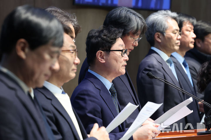 [서울=뉴시스] 권창회 기자 = 박범계 더불어민주당 의원들 비롯한 윤석열 대통령 탄핵소추단 의원들이 21일 오전 서울 여의도 국회 소통관에서 열린 윤석열 선고기일지정 촉구 기자회견에서 발언을 하고 있다. 2025.03.21. kch0523@newsis.com