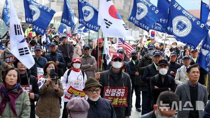 [서울=뉴시스] 추상철 기자 = 자유와 정의를 실천하는 교수모임이 지난3월21일 오전 서울 중구 주한중국대사관 인근에서 '중국 내정간섭 반대' 촉구 집회를 하고 있다. 2025.03.21. scchoo@newsis.com