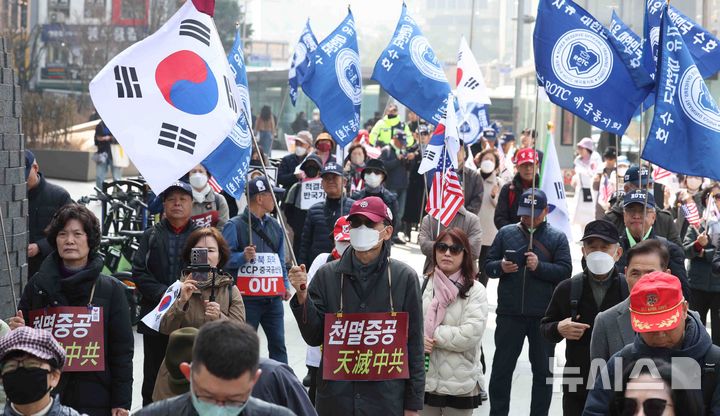 [서울=뉴시스] 추상철 기자 = 자유와 정의를 실천하는 교수모임이 21일 오전 서울 중구 주한중국대사관 인근에서 '중국 내정간섭 반대' 촉구 집회를 하고 있다. 2025.03.21. scchoo@newsis.com