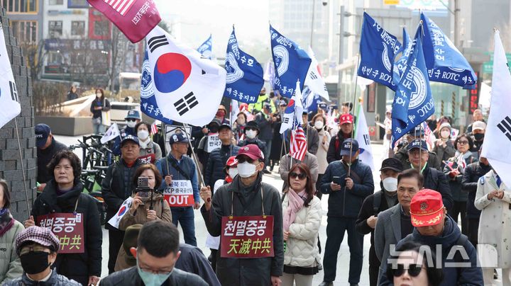 [서울=뉴시스] 추상철 기자 = 자유와 정의를 실천하는 교수모임이 21일 오전 서울 중구 주한중국대사관 인근에서 '중국 내정간섭 반대' 촉구 집회를 하고 있다. 사진은 기사 내용과 직접 관련 없음. 2025.03.21. scchoo@newsis.com