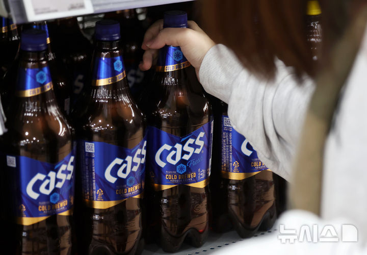 [서울-뉴시스] 홍효식 기자 = 서울 시내 한 대형 마트에서 한 고객이 카스를 구매하고 있다. 2025.03.21. yesphoto@newsis.com