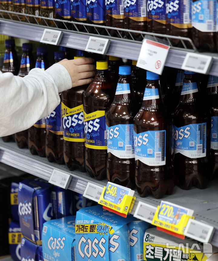 [서울-뉴시스] 홍효식 기자 = 서울 시내 한 대형 마트에서 한 고객이 카스를 구매하고 있다. 2025.03.21. yesphoto@newsis.com