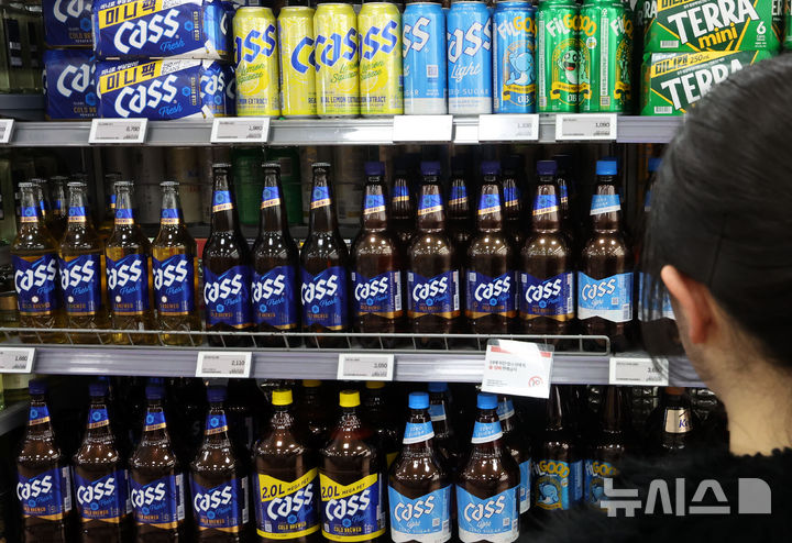 [서울-뉴시스] 홍효식 기자 = 서울 시내 한 대형 마트에 카스와 테라 등이 판매되고 있다. 2025.03.21. yesphoto@newsis.com