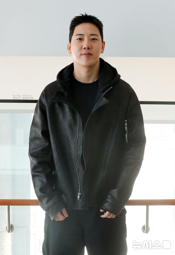 [서울=뉴시스] 김혜진 기자 = 신호승 아트디렉터가 지난 21일 서울 중구 국립극장에서 뉴시스와 인터뷰에 앞서 포즈를 취하고 있다. 2025.03.25. jini@newsis.com