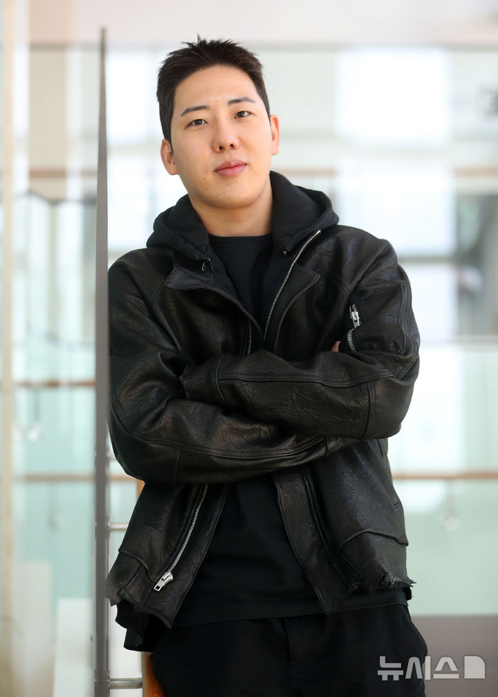 [서울=뉴시스] 김혜진 기자 = 신호승 아트디렉터가 지난 21일 서울 중구 국립극장에서 뉴시스와 인터뷰에 앞서 포즈를 취하고 있다. 2025.03.25. jini@newsis.com