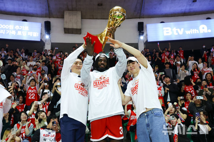 [서울=뉴시스] 황준선 기자 = 지난달 21일 서울 송파구 잠실학생체육관에서 프로농구 2024~2025 KBL리그 서울 SK 나이츠와 울산 현대모비스 피버스의 경기가 끝난 뒤 열린 SK의 정규리그 우승 기념 파티에서 전희철 감독과 자밀 워니, 최부경이 팬들과 기념촬영을 하고 있다. 2025.03.21. hwang@newsis.com