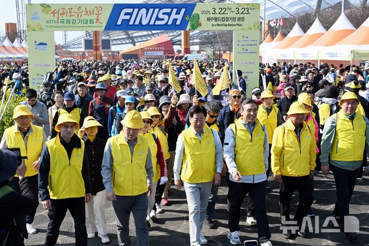 [제주=뉴시스] 오영재 기자 = 22일 오전 제주 서귀포시 제주월드컵경기장 광장에서 제27회 서귀포유채꽃 국제걷기대회가 열리고 있다. 2025.03.22. oyj4343@newsis.com 