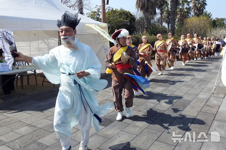 [제주=뉴시스] 오영재 기자 = 22일 오전 제주 서귀포시 동홍동 서복공원에서 열린 제14회 서귀포 봄맞이 축제에서 마을의 무사 안녕을 기원하는 '봄맞이 걸궁'이 열리고 있다. 2025.03.22. oyj4343@newsis.com