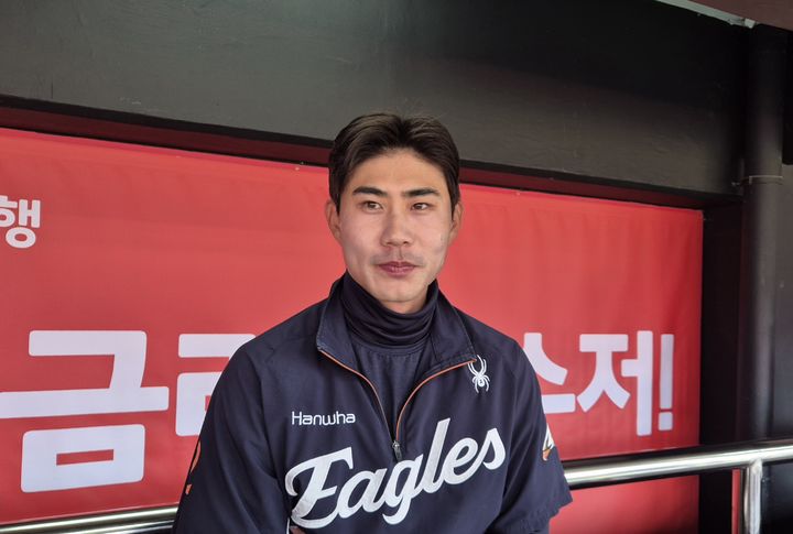 [수원=뉴시스] 문채현 기자 = 프로야구 한화 이글스 심우준이 22일 수원 KT위즈파크에서 열리는 KT 위즈와의 2025 신한쏠뱅크 KBO리그 개막전을 앞두고 취재진과 인터뷰를 하고 있다. 2025.03.22. dal@newsis.com *재판매 및 DB 금지