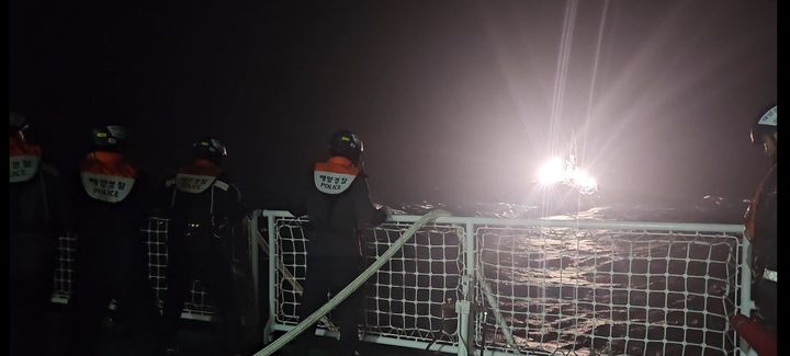 [동해=뉴시스] [동해=뉴시스] 동해해경 기관 고장으로 표류중인 A 어선을 예인하고 있는 모습.(사진=동해해경 제공)photo@newsis.com *재판매 및 DB 금지