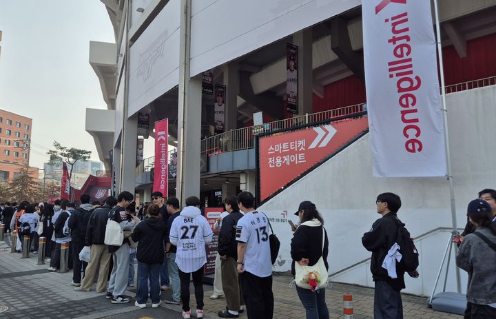 [수원=뉴시스] 문채현 기자 = 프로야구 KT 위즈와 한화 이글스의 개막전에 입장하기 위해 줄을 선 팬들. 2025.03.22. *재판매 및 DB 금지