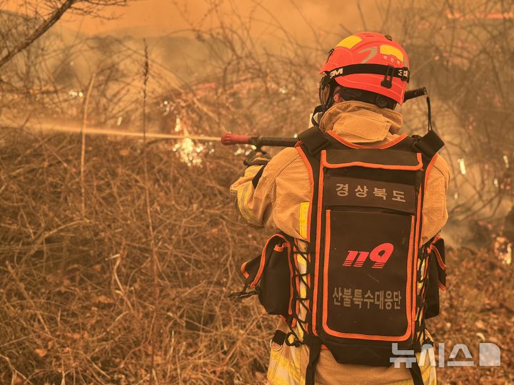 [의성=뉴시스] 김정화 기자 = 22일 오전 11시25분 경상북도 의성군 안평면 괴산리 산61 일원에서 산불이 발생했다. (사진 = 경북소방본부 제공) 2025.03.22. photo@newsis.com 