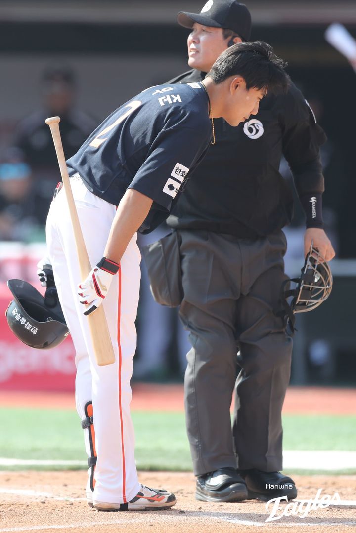 [서울=뉴시스] 프로야구 한화 이글스 심우준이 22일 수원 KT위즈파크에서 열린 2025 신한 쏠뱅크 KBO리그 KT 위즈와의 개막전에서 타석에 들어서며 KT 팬들을 향해 인사를 하고 있다. (사진=한화 이글스 제공) 2025.03.22. *재판매 및 DB 금지