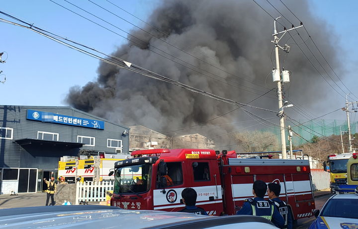 [울산=뉴시스] 22일 오후 3시59분께 울산 남구 야음동의 한 실내 배드민턴장에서 화재가 발생해 검은 연기가 치솟고 있다. (사진=울산환경운동연합 제공) 2025.03.22. photo@newsis.com *재판매 및 DB 금지