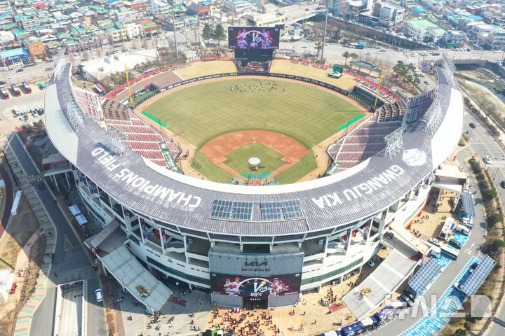 [광주=뉴시스] 이영주 기자 = 2025 신한 쏠뱅크 KBO 리그 개막전 NC다이노스 대 KIA타이거즈의 경기가 열리는 22일 오전 하늘에서 바라본 광주 북구 광주-기아챔피언스필드에서 경기 준비가 한창이다. 2025.03.22.leeyj2578@newsis.com