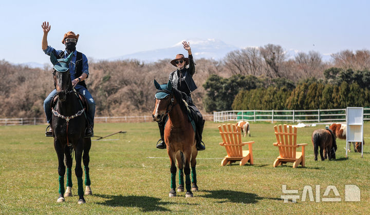 [제주=뉴시스] 우장호 기자 = 맑은 날씨를 보인 22일 제주시 조천읍 에코랜드 테마파크 내 목장에서 말들이 봄산책을 하고 있다. 2025.03.22. woo1223@newsis.com