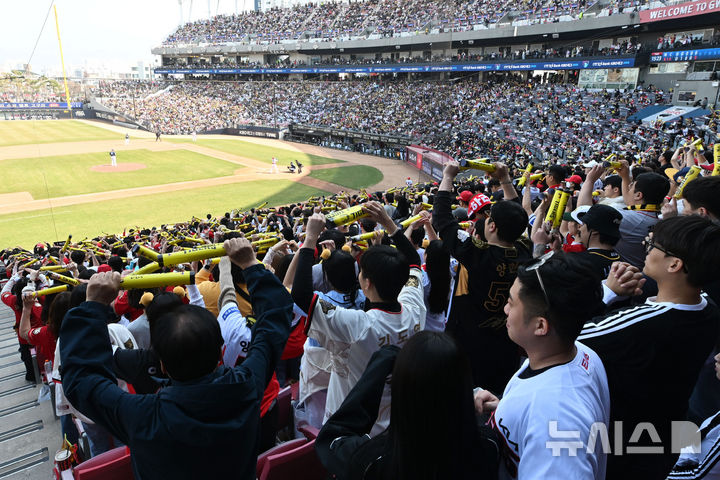 [광주=뉴시스] 이영주 기자 = 22일 오후 광주 북구 광주-기아챔피언스필드에서 열린 2025 신한 쏠뱅크 KBO 리그 개막전 NC다이노스 대 KIA타이거즈의 경기, 5회 말 KIA 팬들이 응원하고 있다. 2025.03.22. leeyj2578@newsis.com