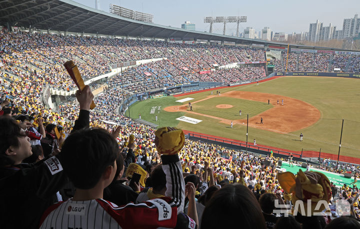 [서울=뉴시스] 김금보 기자 = 지난해 잠실야구장에서 열린 프로야구 KBO리그 개막전. 2025.03.22. kgb@newsis.com