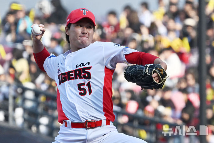 [광주=뉴시스] 이영주 기자 = 22일 오후 광주 북구 광주-기아챔피언스필드에서 열린 2025 신한 쏠뱅크 KBO 리그 개막전 NC다이노스 대 KIA타이거즈의 경기, 8회 초 KIA 전상현이 역투하고 있다. 2025.03.22. leeyj2578@newsis.com