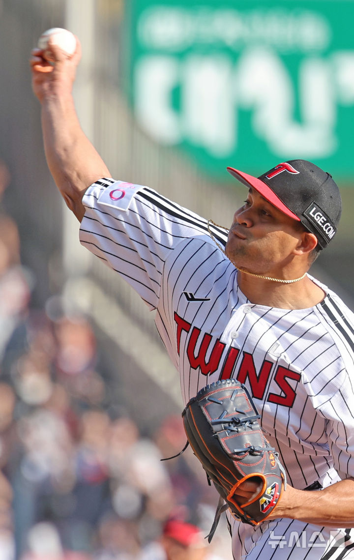 [서울=뉴시스] 김금보 기자 = 22일 서울 송파구 잠실야구장에서 열린 프로야구 2025 KBO리그 개막전 롯데 자이언츠 대 LG 트윈스의 경기, 6회초 LG 선발 치리노스가 역투하고 있다. 2025.03.22. kgb@newsis.com