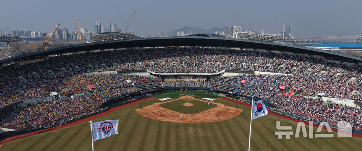 [서울=뉴시스] 김금보 기자 = 22일 서울 송파구 잠실야구장에서 프로야구 2025 KBO리그 개막전 롯데 자이언츠 대 LG 트윈스의 경기가 열리고 있다. 2025.03.22. kgb@newsis.com