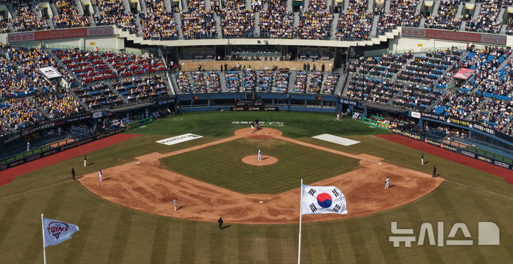 [서울=뉴시스] 김금보 기자 = 22일 서울 송파구 잠실야구장에서 프로야구 2025 KBO리그 개막전 롯데 자이언츠 대 LG 트윈스의 경기가 열리고 있다. 2025.03.22. kgb@newsis.com