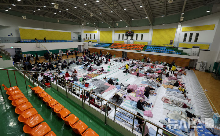 [의성=뉴시스] 이무열 기자 = 22일 오후 경북 의성군 안평면 괴산리에서 발생한 산불이 확산하며 주민들이 의성실내체육관으로 대피해있다. 2025.03.22. lmy@newsis.com