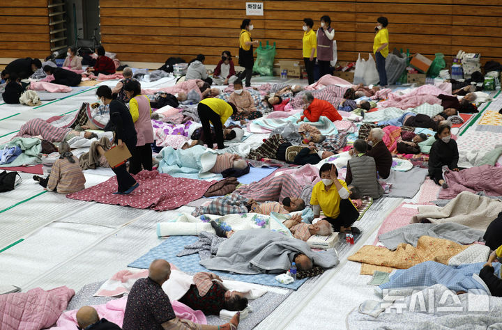 [의성=뉴시스] 이무열 기자 = 22일 오후 경북 의성군 안평면 괴산리에서 발생한 산불이 확산하며 주민들이 의성실내체육관으로 대피해있다. 2025.03.22. lmy@newsis.com