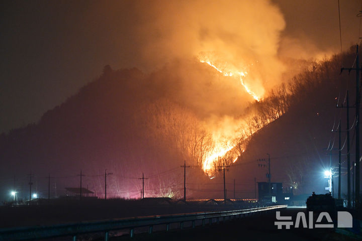 [산청=뉴시스] 차용현 기자 = 22일 오후 10시34분 전날 경남 산청에서 발생한 산불이 산등성이를 타고 주택가로 확산되고 있다. 2025.03.22. con@newsis.com