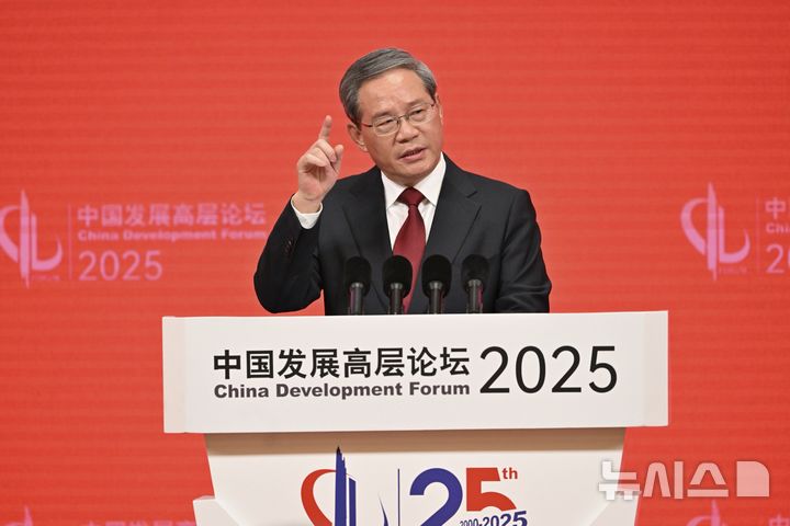 [베이징=AP/뉴시스] ﻿﻿리창 중국 총리가 25일 톈진에서 열린 '하계 세계경제포럼(WEF·일명 다보스포럼)'에서 중국의 내수 확대 전략을 강조하며, 미국의 보호무역 기조를 우회적으로 비판했다. 사진은 리 총리가 지난 3월23일 중국발전고위포럼에서 연설하는 모습. 2025.06.25