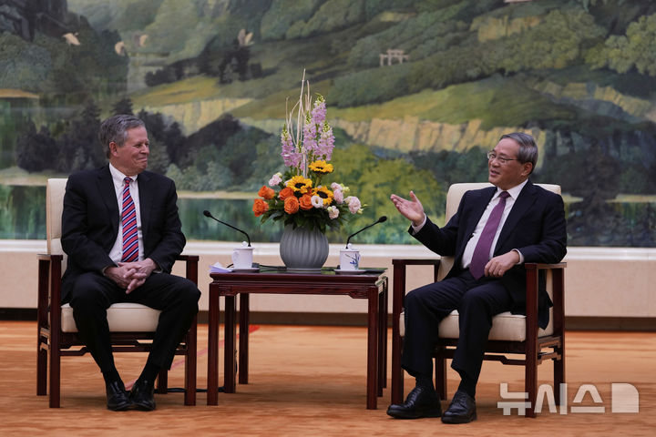 [베이징=AP/뉴시스] 중국 리창 총리(오른쪽)가 지난해 3월 23일 베이징을 방문한 도널드 트럼프 미국 대통령의 측근으로 알려진 스티브 데인스(공화·몬태나) 미 상원의원 등을 만나 미중 관계를 회복하고 안정화해야 한다는 입장을 전달했다. 두 사람이 베이징 인민대회당에서 회담하고 있다. 2026.04.24 