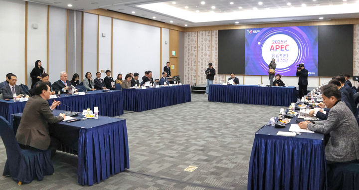 [안동=뉴시스] 국회 외교통일위원회 위원들이 지난 21일 경주를 방문해 APEC 정상회의 준비 상황을 점검히고 있다. (사진=경북도 제공) 2025.03.23. photo@newsis.com *재판매 및 DB 금지