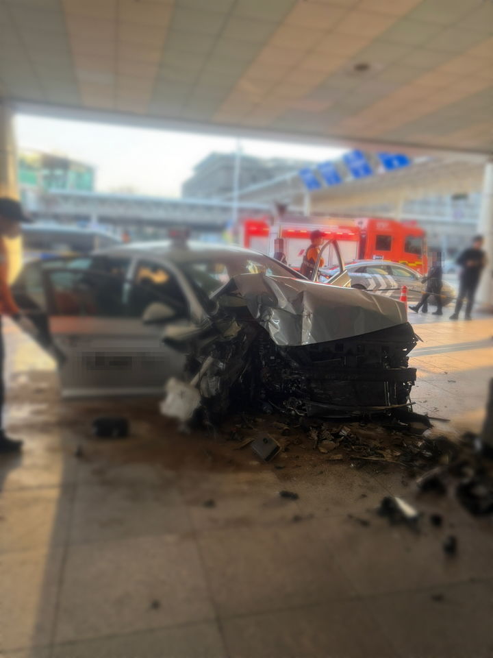 [부산=뉴시스] 23일 오전 부산 강서구 김해국제공항 국내선 청사 앞 도로에서 A(70대)씨가 운전한 택시가 인도 쪽으로 돌진했다. (사진=부산경찰청 제공) 2025.03.23. photo@newsis.com *재판매 및 DB 금지