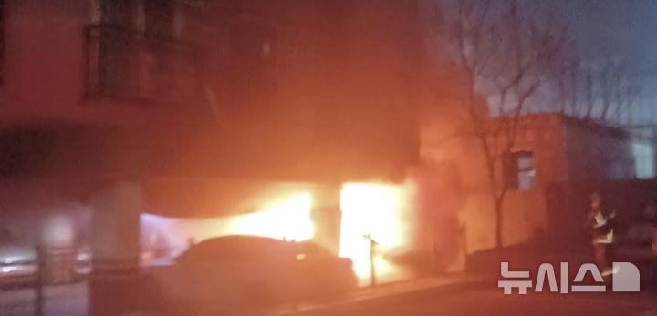 [인천=뉴시스] 정일형 기자 = 화재 당시 모습. (사진은 부천소방서 제공)