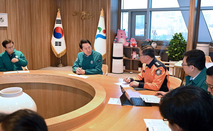 [서울=뉴시스] 오세훈 서울시장이 23일(일) 오전 7시30분 시장 집무실에서 진행된 경남,경북 지역 산불관련 대책회의에서 소방재난본부장으로부터 산불 현황과 지원 대책 등을 보고받고 있다. 2025.03.23. (사진=서울시 제공) *재판매 및 DB 금지