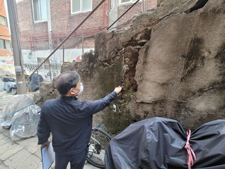 [서울=뉴시스] 2024년 쪽방 건물 안전 점검 관련 사진. 2025.03.23. (사진=용산구 제공) *재판매 및 DB 금지