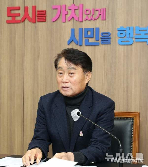 [군포=뉴시스] 하은호 시장이 ‘2025년 군포 소통 도시 樂(락)’에 참석해 직원들을 만나 대화를 나누고 있다. (사진=뉴시스 DB)..photo@newsis.com