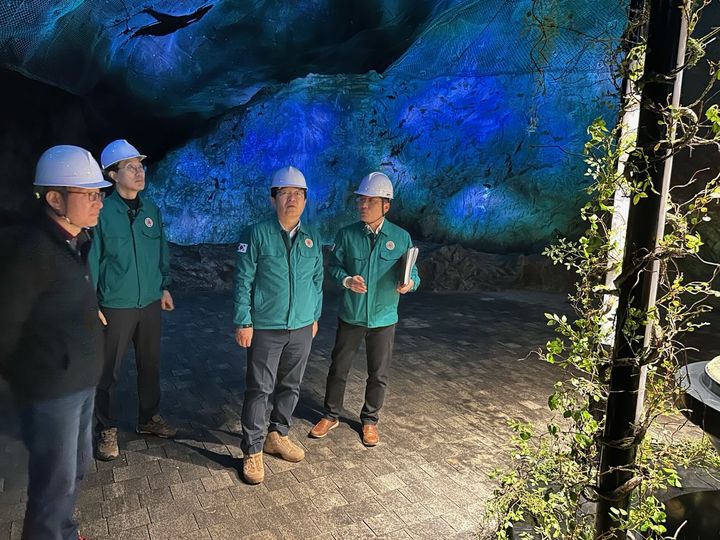 장령산 숲속동굴 안전점검하는 황규철 옥천군수 *재판매 및 DB 금지