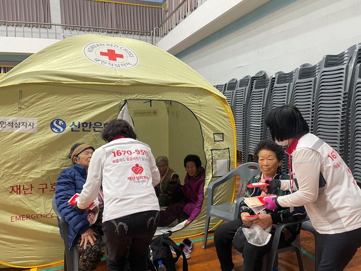 [창원=뉴시스]경남적십자사, 3일째 산청 시천면 산불 긴급구호활동.(사진=경남적십자사 제공) 2025.03.23.photo@newsis.com *재판매 및 DB 금지