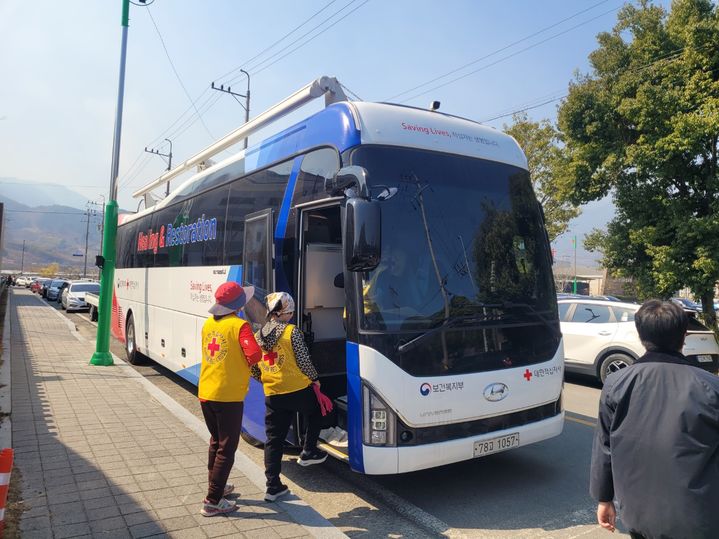[창원=뉴시스]경남적십자사, 3일째 산청 시천면 산불 긴급구호활동.(사진=경남적십자사 제공) 2025.03.23.photo@newsis.com *재판매 및 DB 금지