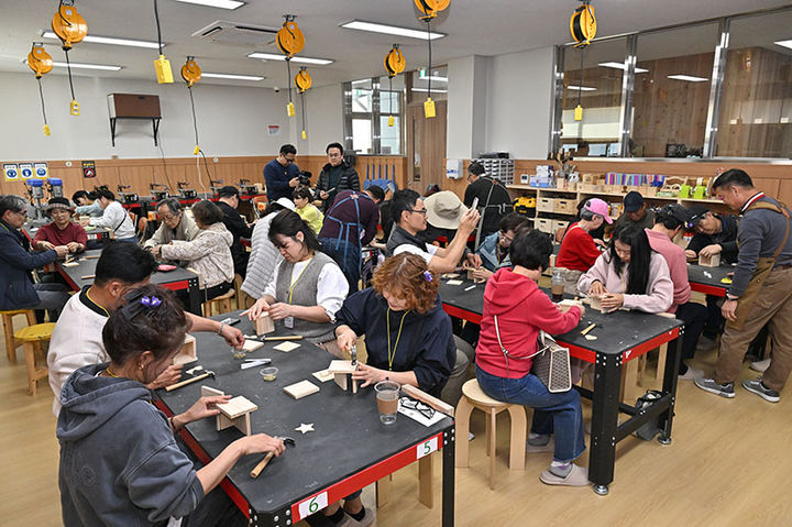 동강할미꽃 축제장에서 펼쳐진 체험 프로그램에 많은 관광객들이 참여하고 있다.(사진=정선군 제공) *재판매 및 DB 금지