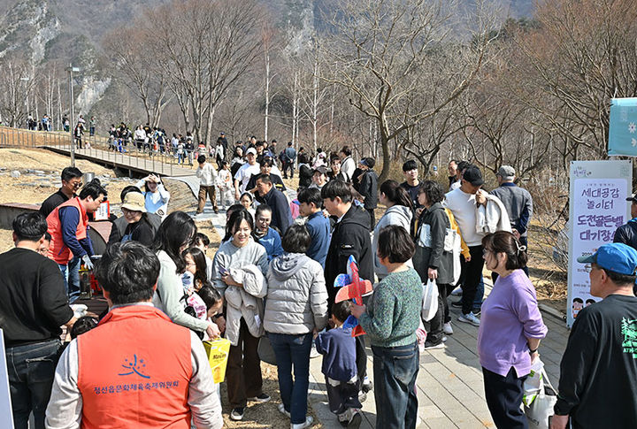 지난 22일 정선 동강할미꽃 축제장에서 열린 동강할미꽃 나무화분 만들기 체험을 위해 관광객듥이 인산인해를 이루고 있다.(사진=정선군 제공) *재판매 및 DB 금지